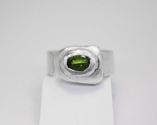Celestial Object No. 03 – 999 Fine Silver Comet Ring with Green Peridot